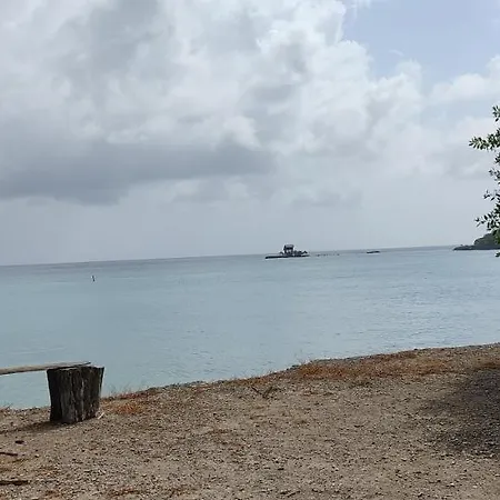 Casa Aventureros Isla Grande Colombia