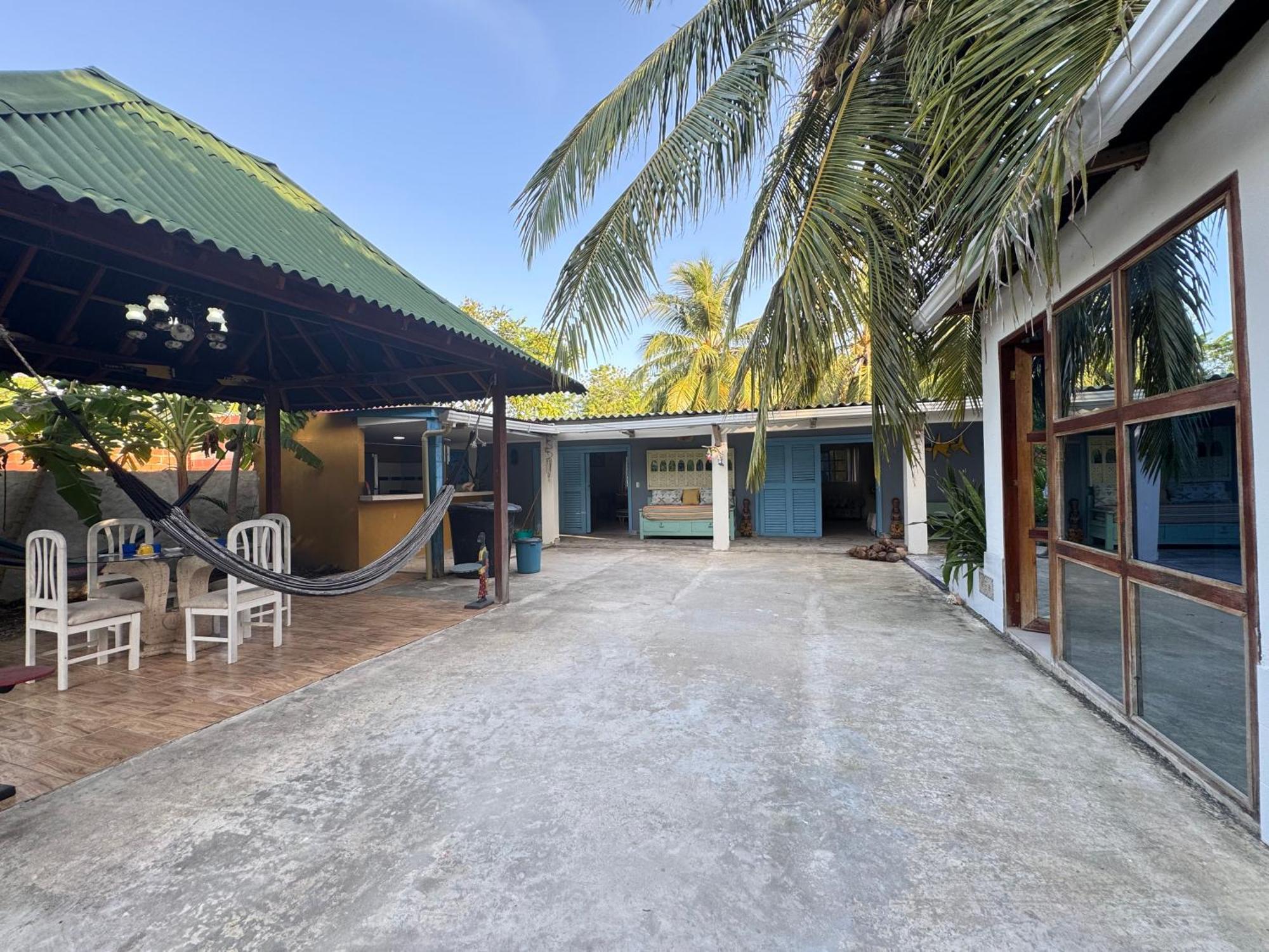 Casa Aventureros Isla Grande Colombia * Cartagena